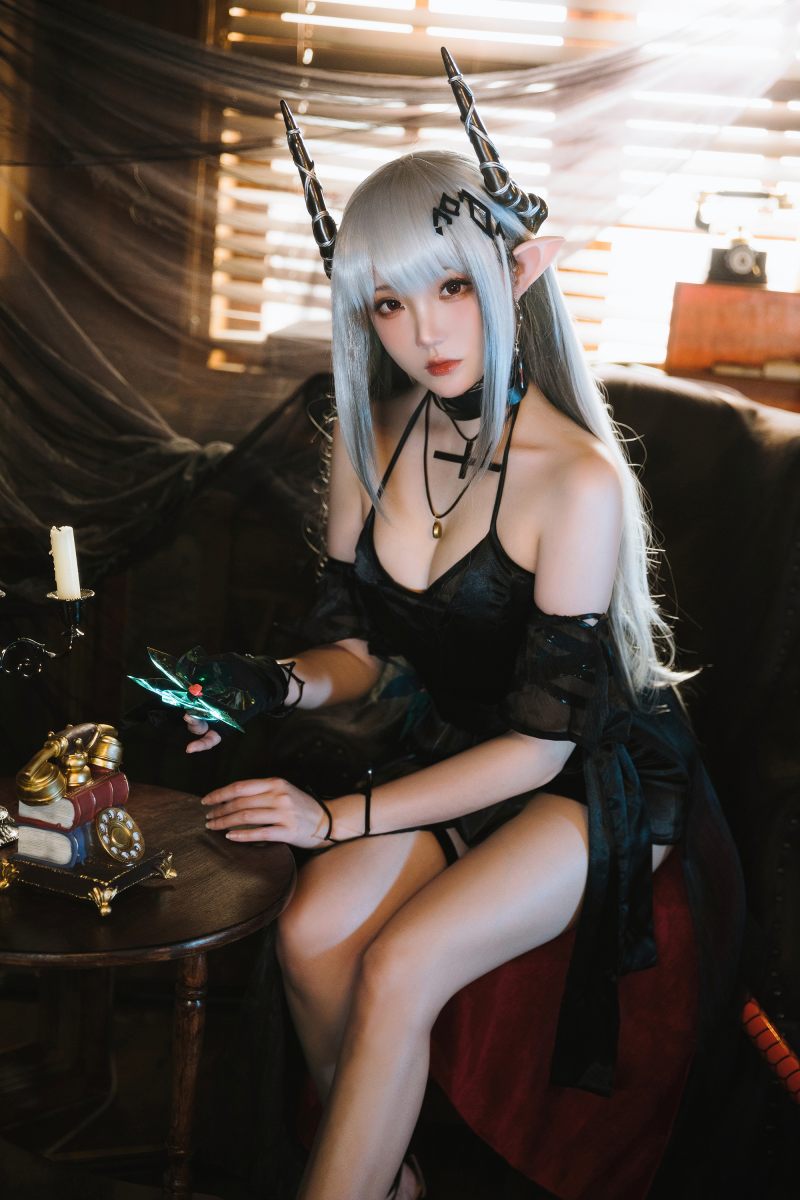 Guaxichan (瓜希酱) cosplay Mudrock - Ark Night (3).jpg Guaxichan (瓜希酱) cosplay Mudrock - Ark Night (3).jpg